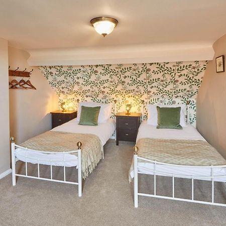Host & Stay - Adventure House Уитби Екстериор снимка